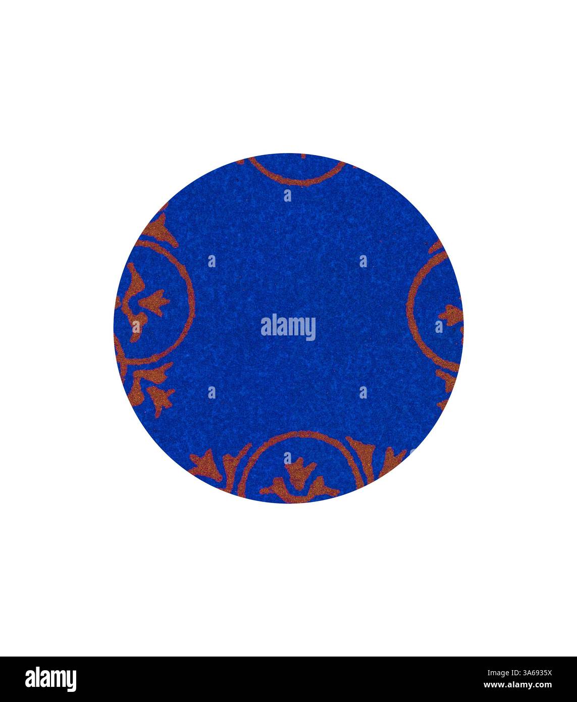 Das leuchtend blaue Kreismuster mit komplexen orangen Blumenmustern sorgt für einen auffälligen Kontrast und eine elegante Ästhetik. Klassische Kunst mit modernem Touch, neu interpretiert von Artotop, transformiertes Mediæval Ornament Stockfoto