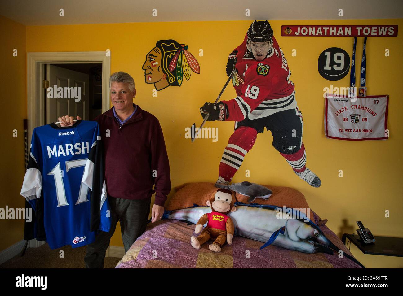 25. Oktober 2014 - Clarendon Hills, IL, USA - Ex-Hawk Peter Marsh, Vater des „Billeted“-Spielers Adam Marsh, hält seinen Sohn am 21. Oktober 2014 in Clarendon Hills, Il. Adam Marsh, 17, spielt Junior-Hockey mit Saint John Sea Dogs. In New Brunswick, Kanada. (Abbildung: © Zbigniew Bzdak/TNS/ZUMA Wire) Stockfoto