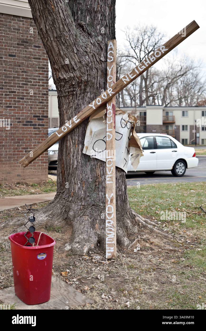 November 2014 - Ferguson, Missouri, USA S - während die Gemeinde dreieinhalb Monate nach der Ermordung von Michael Brown durch einen Ferguson Polizisten auf die Entscheidung der Grand Jury in Ferguson, Missouri, wartet ein Kreuz, das den Menschen sagt, dass sie ihren Nachbarn lieben sollen, so wie sie es selbst tun würden, befindet sich neben dem Denkmal für Michael Brown auf dem Canfield Drive. (Bild: © Richard Ulreich/ZUMA Wire) Stockfoto