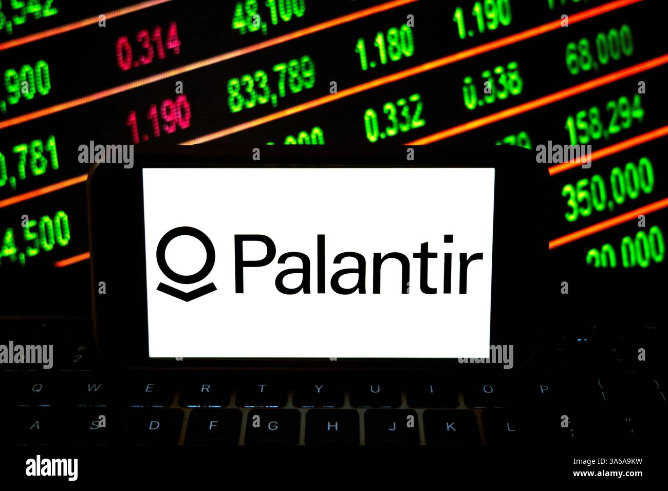 In dieser Fotoabbildung wird ein Logo des Militärtechnologieunternehmens Palantir auf einem Smartphone mit Best.-Nr. auf dem Hintergrund angezeigt. Stockfoto