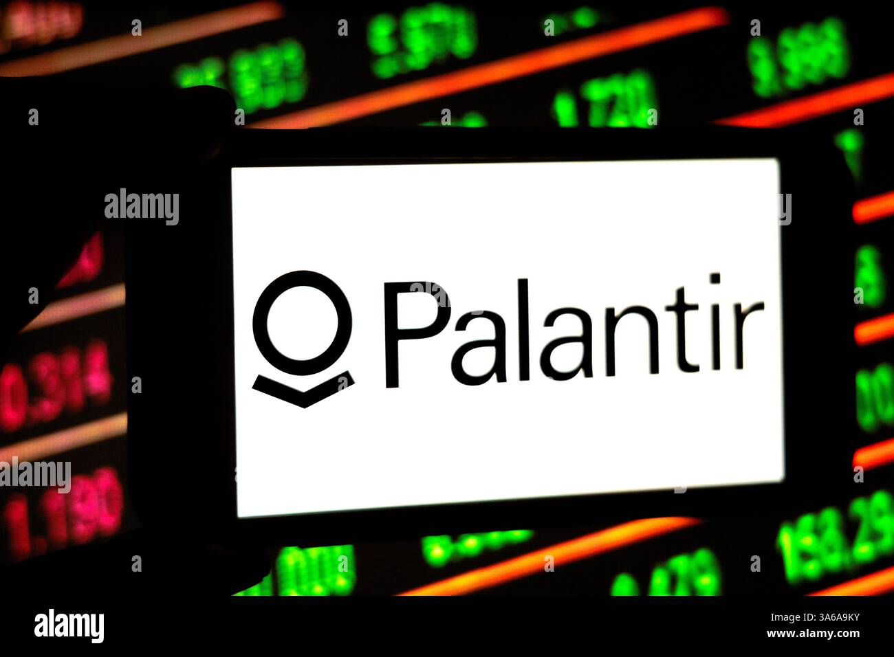 In dieser Fotoabbildung wird ein Logo des Militärtechnologieunternehmens Palantir auf einem Smartphone mit Best.-Nr. auf dem Hintergrund angezeigt. Stockfoto