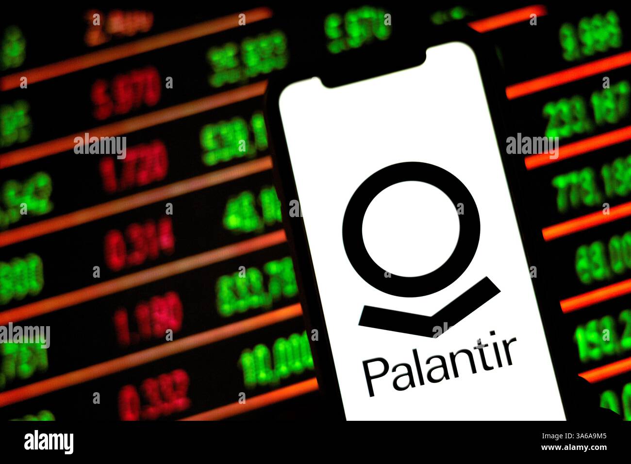 In dieser Fotoabbildung wird ein Logo des Militärtechnologieunternehmens Palantir auf einem Smartphone mit Best.-Nr. auf dem Hintergrund angezeigt. Stockfoto