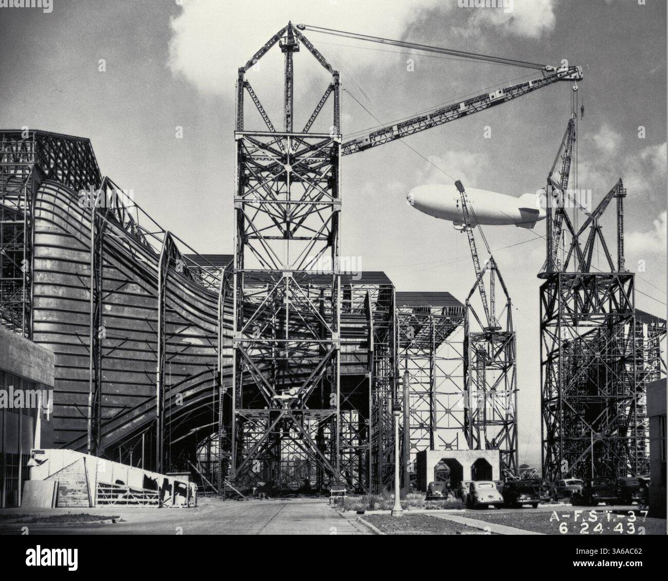 Dezember 2014 - Sunnyvale, Kalifornien, USA - 20. Dezember 2014 feiert das Ames Research Center der NASA 75-jähriges Bestehen. Das Zentrum wurde 1939 als zweites Labor des National Advisory Committee for Aeronautics gegründet und nach dem Vorsitzenden des NACA, Joseph S. Ames, benannt. Es befand sich am Moffett Field in Sunnyvale, Kalifornien, heute im Herzen des Silicon Valley. Das Laboratorium wurde 1958 in NASA Ames Research Center umbenannt, als die NASA gegründet wurde. Dieses Foto vom 2. Juni 1943 zeigt den Bau des 40 x 80 Meter großen Windkanals Ames mit Seitenansicht des en Stockfoto