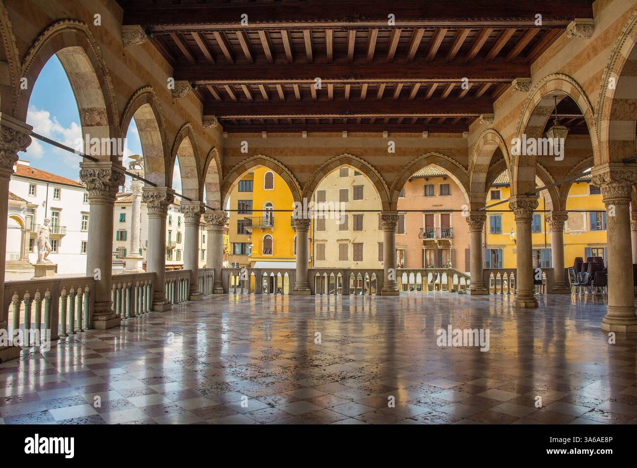 Der Portikus der Loggia del Lionello aus dem 15. Jahrhundert auf der Piazza della Liberta im historischen Zentrum von Udine, Italien. Offene Loggia im venezianisch-gotischen Stil Stockfoto