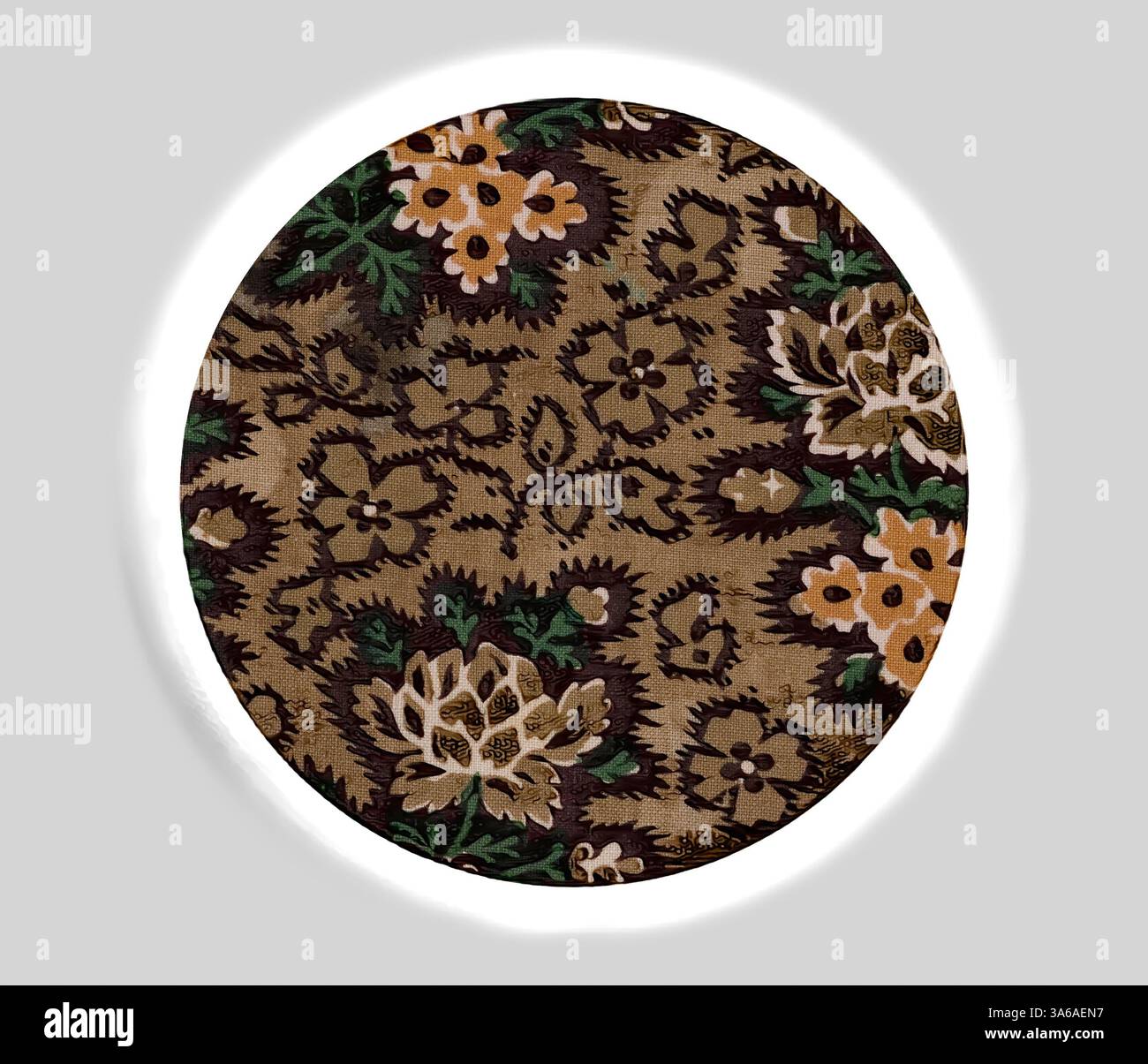 Ein kompliziertes Blumenmuster zeigt große Blüten in Erdtönen, umgeben von zarten Blättern, die ein zeitloses und elegantes Design schaffen. Die reichhaltigen Strukturen und Details laden zum nähereren Hinsehen ein. Klassische Kunst mit modernem Touch, neu interpretiert von Artotop, transformierte französische Stoffe, erste Hälfte des 19. Jahrhunderts Stockfoto