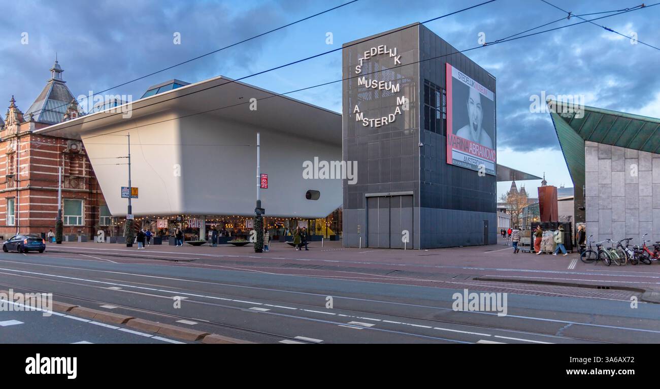 Amsterdam, Niederlande. 16. März 2024. Stedelijk Museum Gebäude. Das Stedelijk Museum Amsterdam ist ein Museum für Moderne und Verachtung in Amsterdam Stockfoto