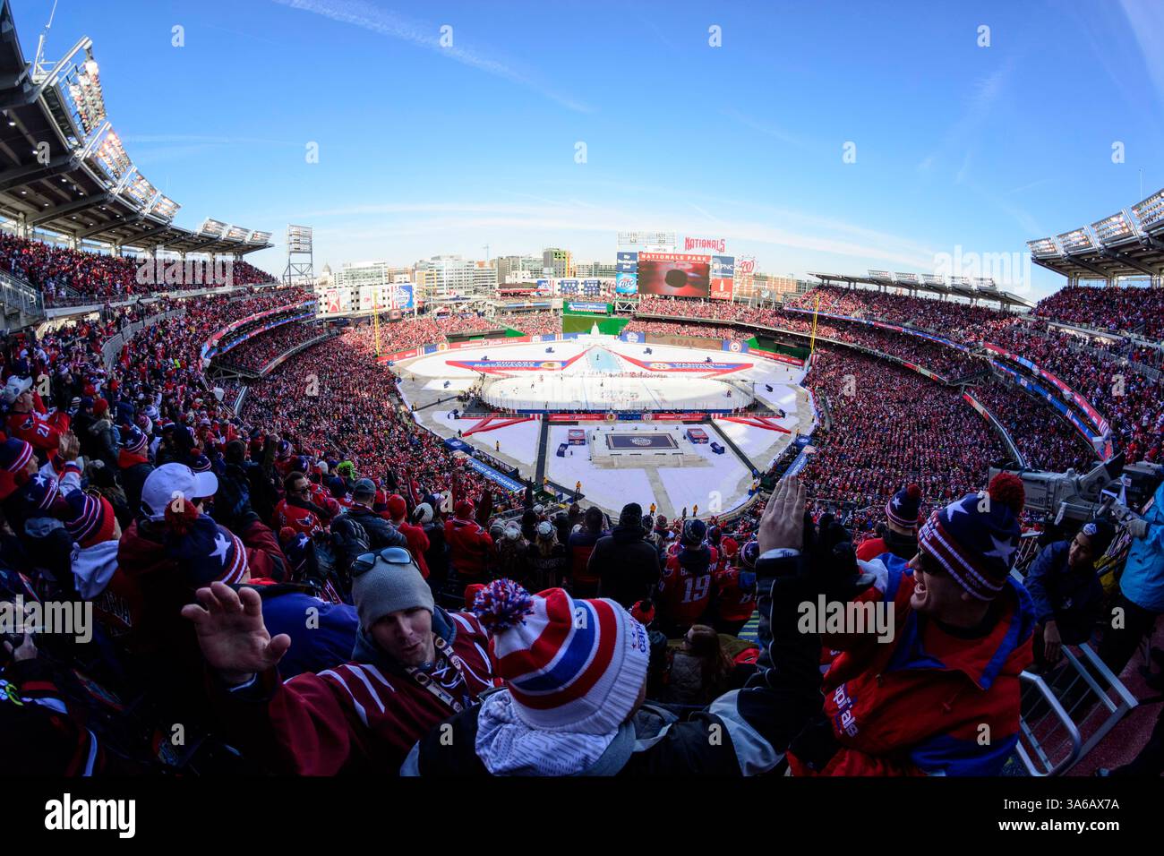 Januar 2015 Washington, DC. Fans reagieren auf Washingtons erstes Tor beim NHL Winter Classic zwischen den Chicago Blackhawks und den Washington Capitals am 1. Januar 2015 im Nationals Park in Washington, DC. Jacob Kupferman/CSM(Credit Image: © Jacob Kupferman/Cal Sport Media/ZUMAPRESS.com) Stockfoto