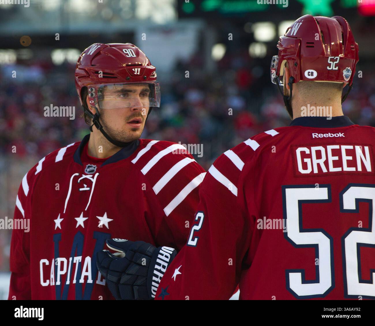 1. Januar 2015: Marcus Johansson (90) und Mike Green (52) der Washington Capitals diskutieren während des Freiluftspiels für die Bridgestone Winter Classic zwischen den Washington Capitals und den Chicago Blackhawks im Washington Nationals Stadium in Washington, D. C . Die Washington Capitals besiegen die Chicago Blackhawks mit 3:2. Obligatorischer Kredit: Kostas Lymperopoulos/CSM (Kredit Bild: © Kostas Lymperopoulos/Cal Sport Media/ZUMAPRESS.com) Stockfoto