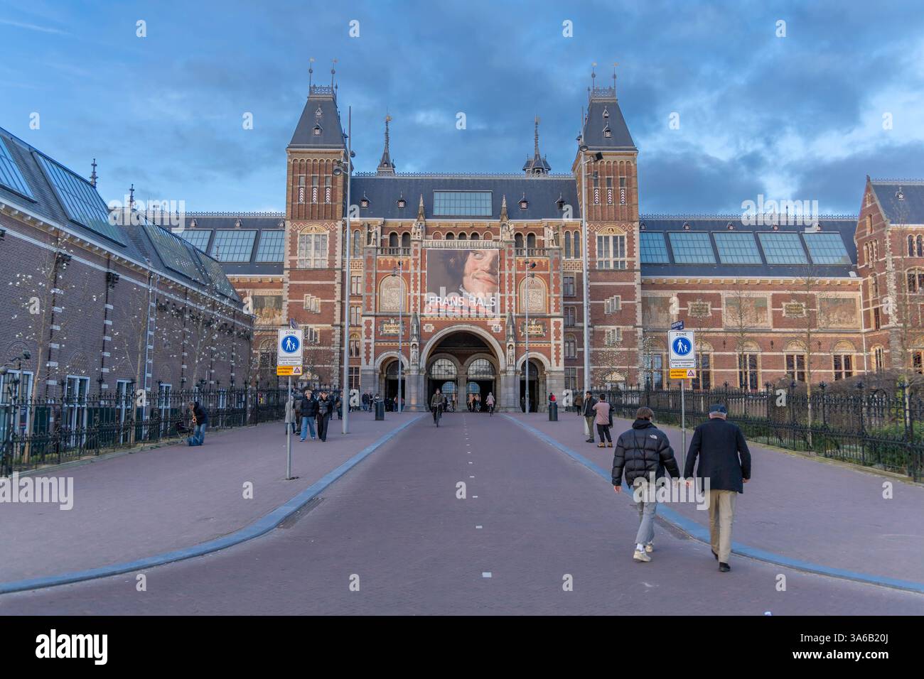 Die Rückseite des Rijksmuseums mit einem Fahrrad- und Fußgängerweg durch die Mitte des Gebäudes. Stockfoto