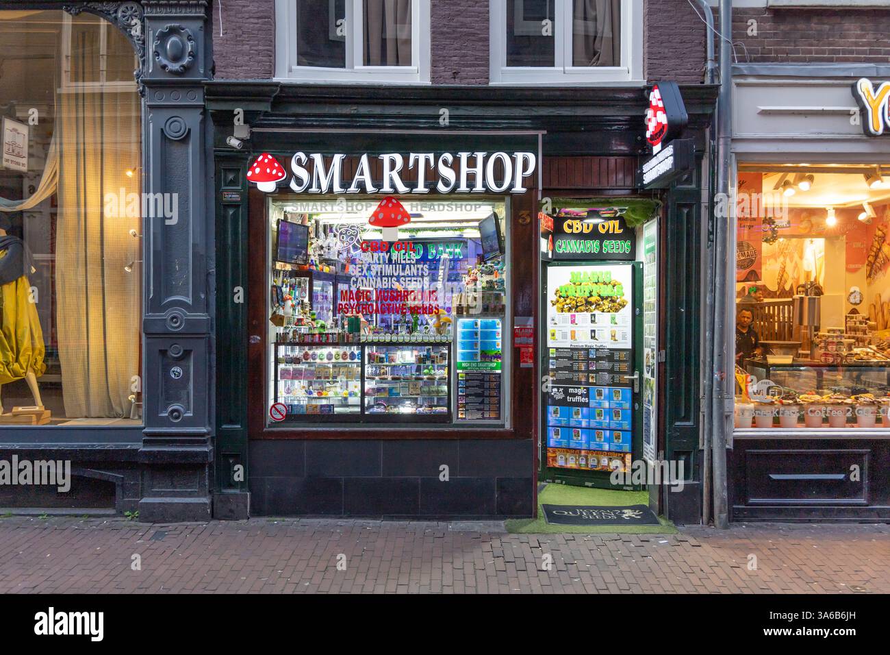 Amsterdam, Niederlande. 16. März 2024. Smart Shop Amsterdam. Außenansicht eines Smart Stores, der Zauberpilze, Zaubertrüffel, Vitamine, kleine verkauft Stockfoto