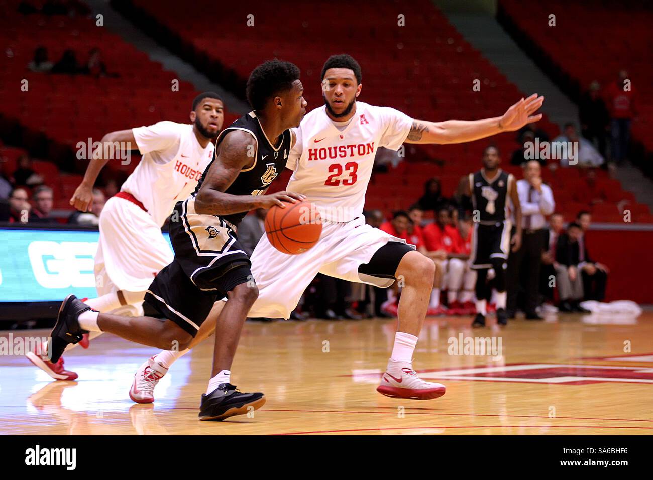 6. JANUAR 2015: Der Wachmann der University of Houston Eric Weary #23 wird während des NCAA-Basketballspiels zwischen Houston und Central Florida vom Hofheinz Pavilion in Houston, Texas, verteidigt. (Bild: © Erik Williams/Cal Sport Media/ZUMAPRESS.com) Stockfoto