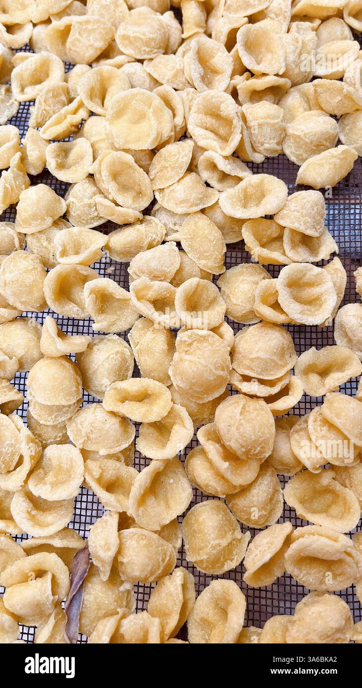Frisch zubereitete Orecchiette Nudeln, eine traditionelle Spezialität aus Bari, Apulien, die von einheimischen Frauen im Arco Basso hergestellt wird Stockfoto