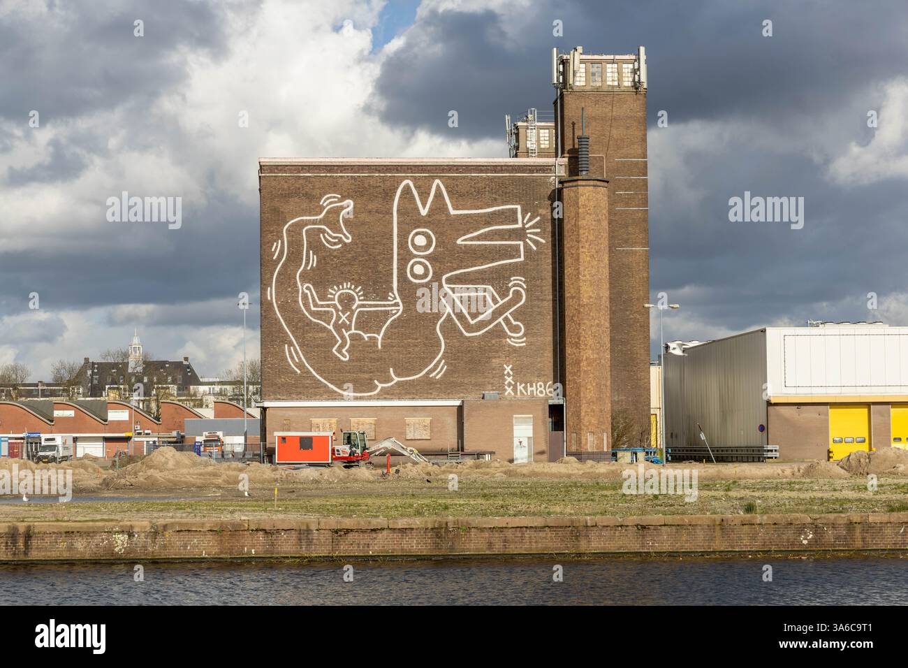 Keith Haring Wandgemälde aus dem Jahre 1986 in Amsterdam war vergessen, aber immer noch stehend. Keith Haring war ein US-amerikanischer Pop-Art-Künstler. Stockfoto