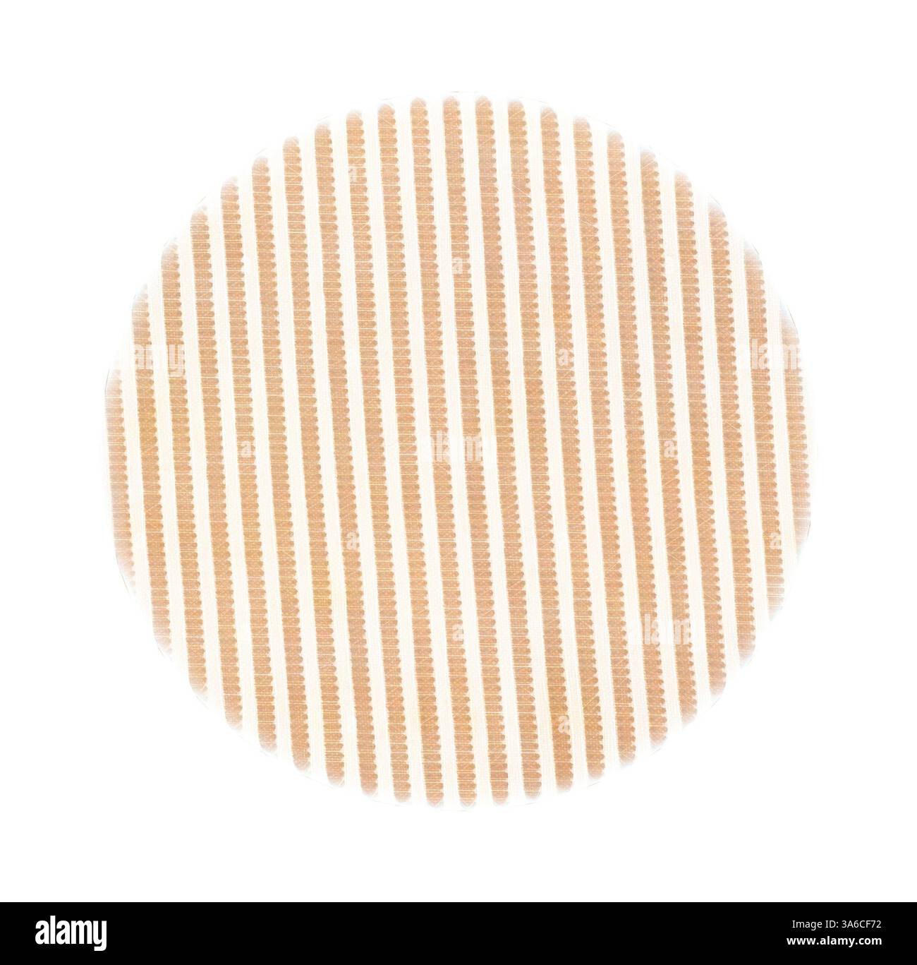 Eine Reihe paralleler Linien erzeugt ein strukturiertes Muster, das eine ovale Form bildet, die das Auge nach innen zieht. Das wechselnde Licht und der Schatten verstärken das visuelle Interesse des Designs. Klassische Kunst mit modernem Touch, neu interpretiert von Artotop, transformierte französische Stoffe, erste Hälfte des 19. Jahrhunderts Stockfoto