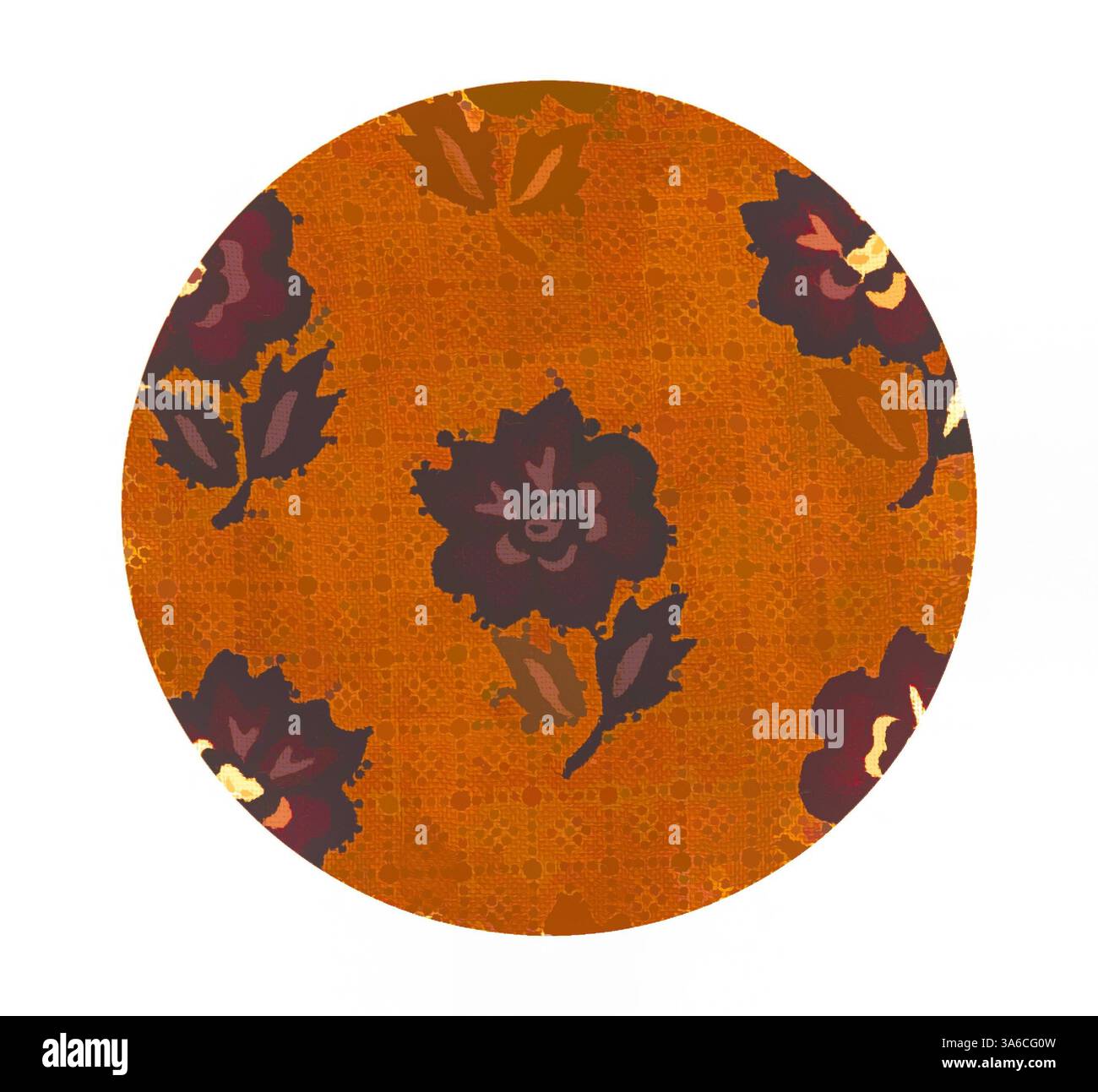 Ein kreisförmiges Muster in satten, warmen Orangetönen, verziert mit dunklen Blumenmotiven und komplizierten Designdetails, die eine lebendige und künstlerische visuelle Textur schaffen. Klassische Kunst mit modernem Touch, neu interpretiert von Artotop, transformierte französische Stoffe, erste Hälfte des 19. Jahrhunderts Stockfoto