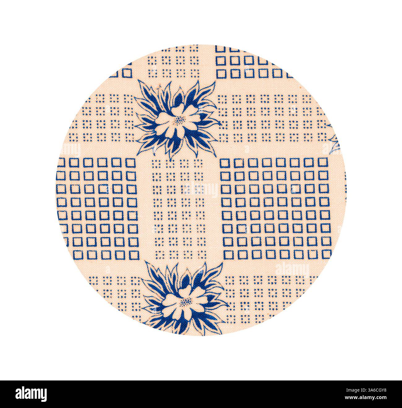 Ein nahtloses Stoffmuster mit floralen Motiven, umgeben von geometrischen Formen und Rastermustern in einer weichen Farbpalette. Klassische Kunst mit modernem Touch, neu interpretiert von Artotop, transformierte französische Stoffe, erste Hälfte des 19. Jahrhunderts Stockfoto