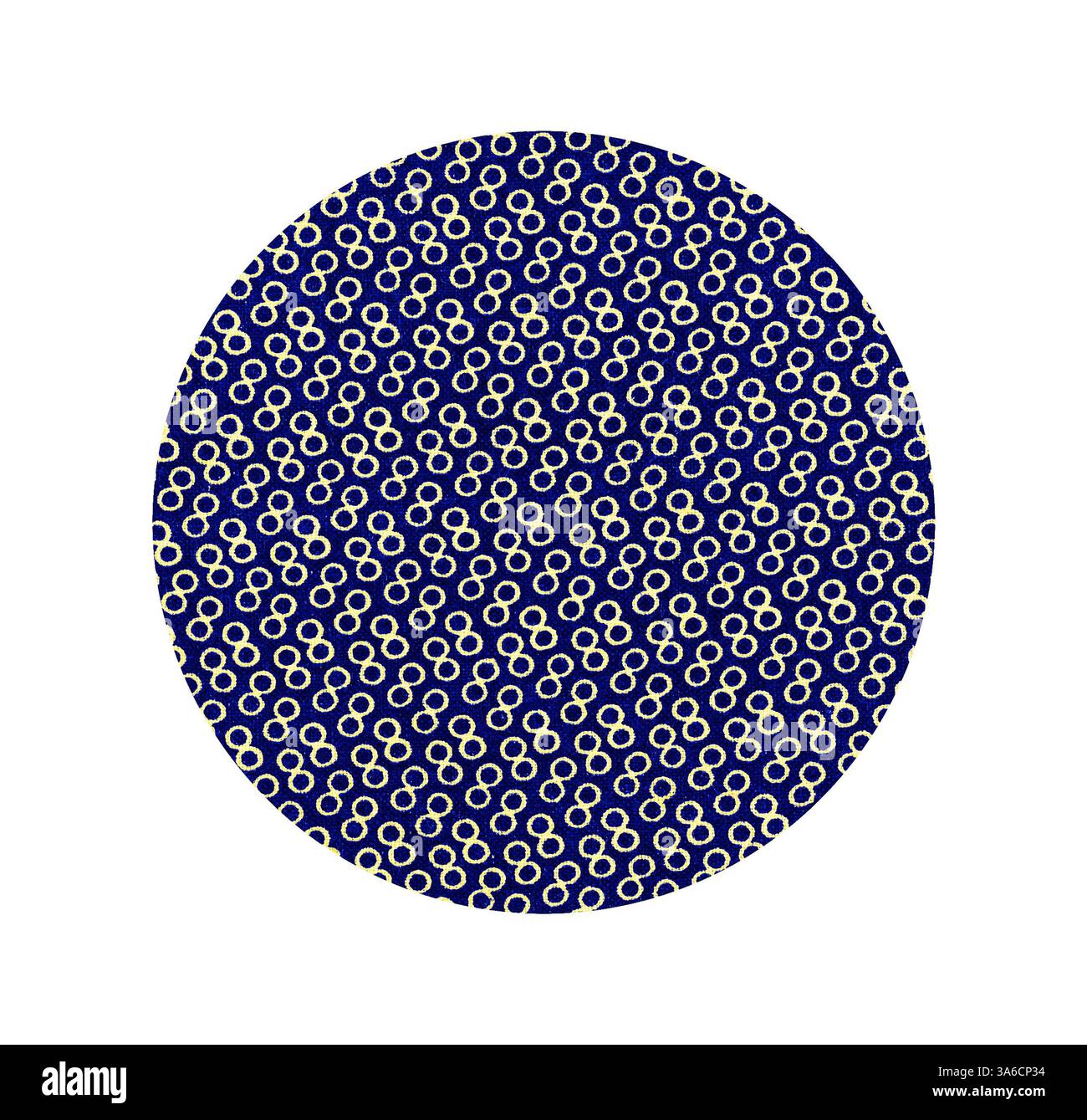 Ein kreisförmiges Design mit einem sich wiederholenden Muster aus miteinander verbundenen Ringen auf tiefblauem Hintergrund für einen optisch auffälligen und zusammenhängenden Look. Klassische Kunst mit modernem Touch, neu interpretiert von Artotop, transformierte französische Stoffe, erste Hälfte des 19. Jahrhunderts Stockfoto