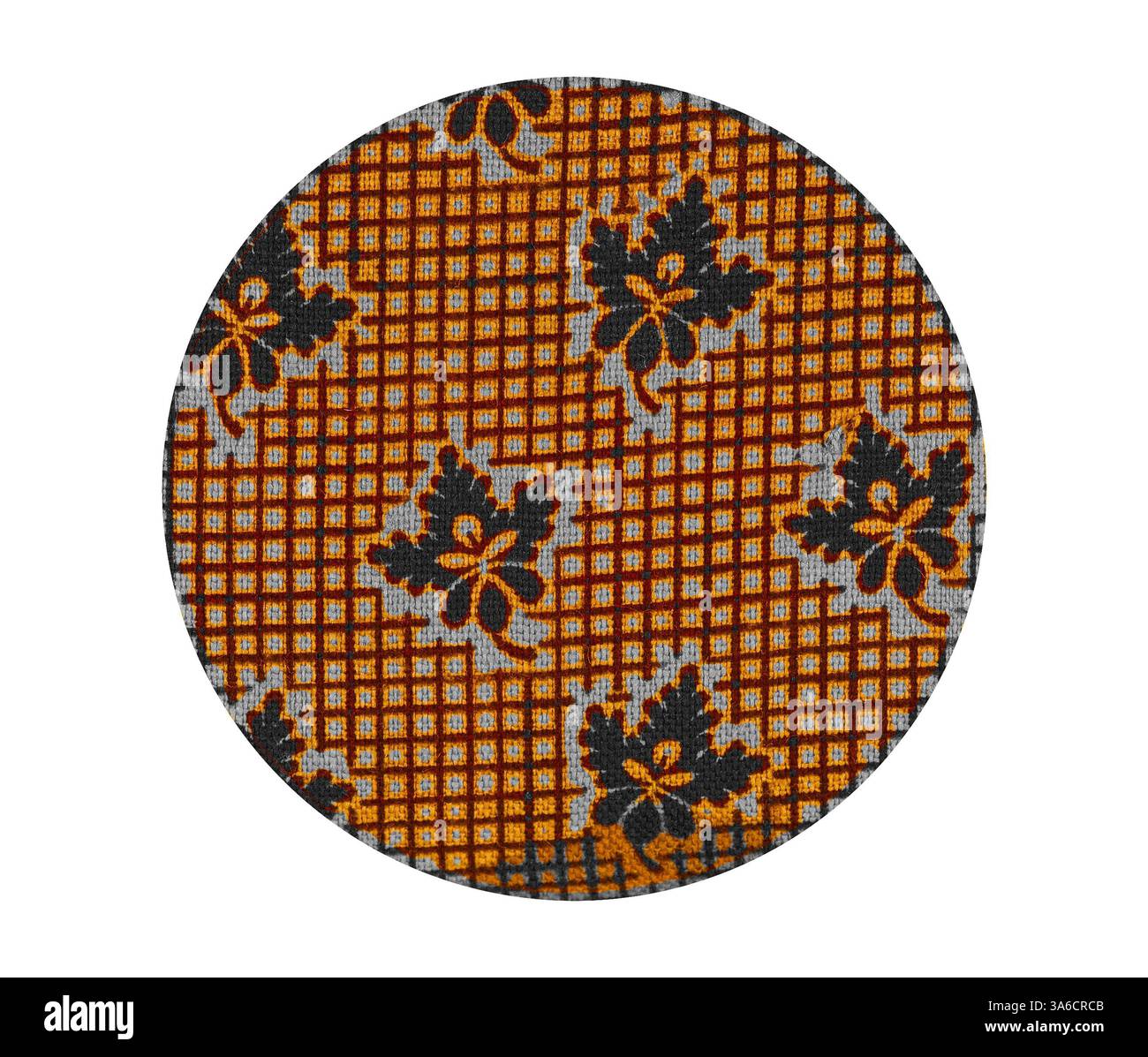 Ein lebhaftes Stoffdesign mit einem Rastermuster mit verstreuten Blumenmotiven in warmen Orange- und Erdgrau-Tönen, die einen dynamischen Kontrast schaffen, der visuell interessant ist. Klassische Kunst mit modernem Touch, neu interpretiert von Artotop, transformierte französische Stoffe, erste Hälfte des 19. Jahrhunderts Stockfoto