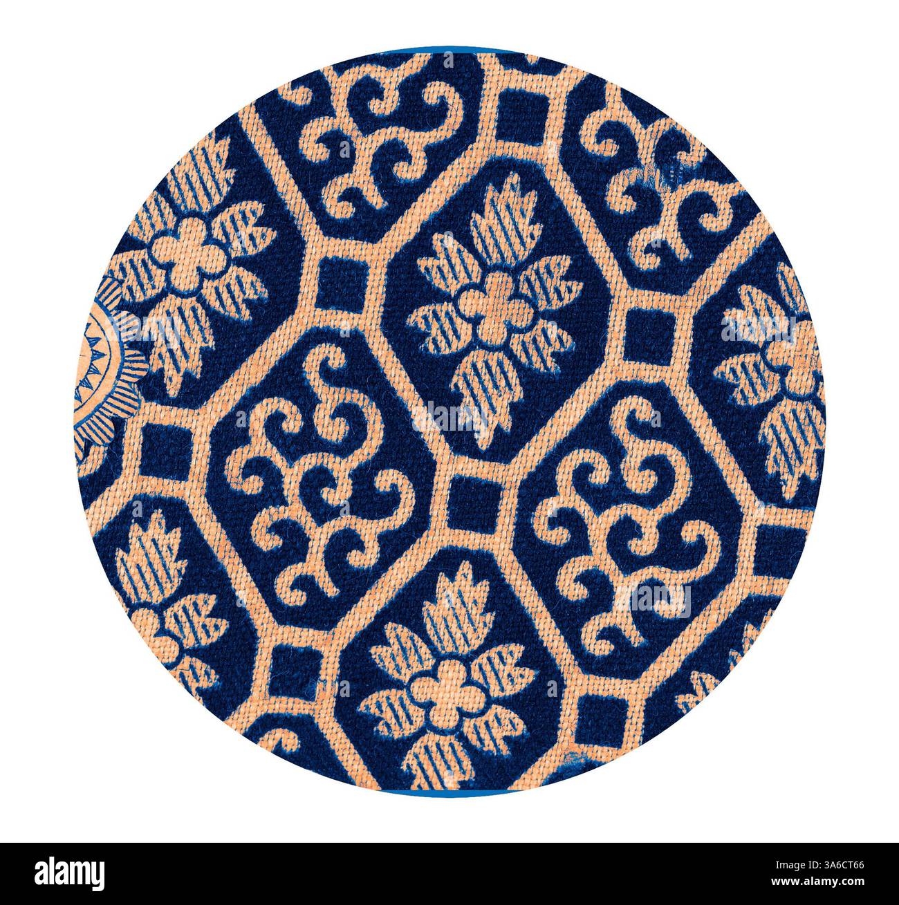 Ein detailliertes Muster mit komplizierten Blumenmustern und wirbelnden Motiven, angeordnet in einem geometrischen Layout, das einen reichen Kontrast zwischen dunklen und hellen Tönen bietet. Klassische Kunst mit modernem Touch, neu interpretiert von Artotop, transformierte französische Stoffe, erste Hälfte des 19. Jahrhunderts Stockfoto