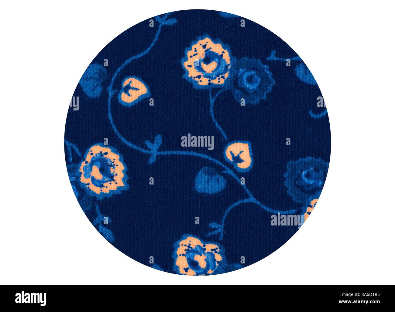 Ein tiefblauer Stoff mit komplizierten Blumenmustern in Orange- und Hellblau-Tönen, die einen lebhaften Kontrast und ein bezauberndes Design schaffen. Klassische Kunst mit modernem Touch, neu interpretiert von Artotop, transformierte französische Stoffe, erste Hälfte des 19. Jahrhunderts Stockfoto