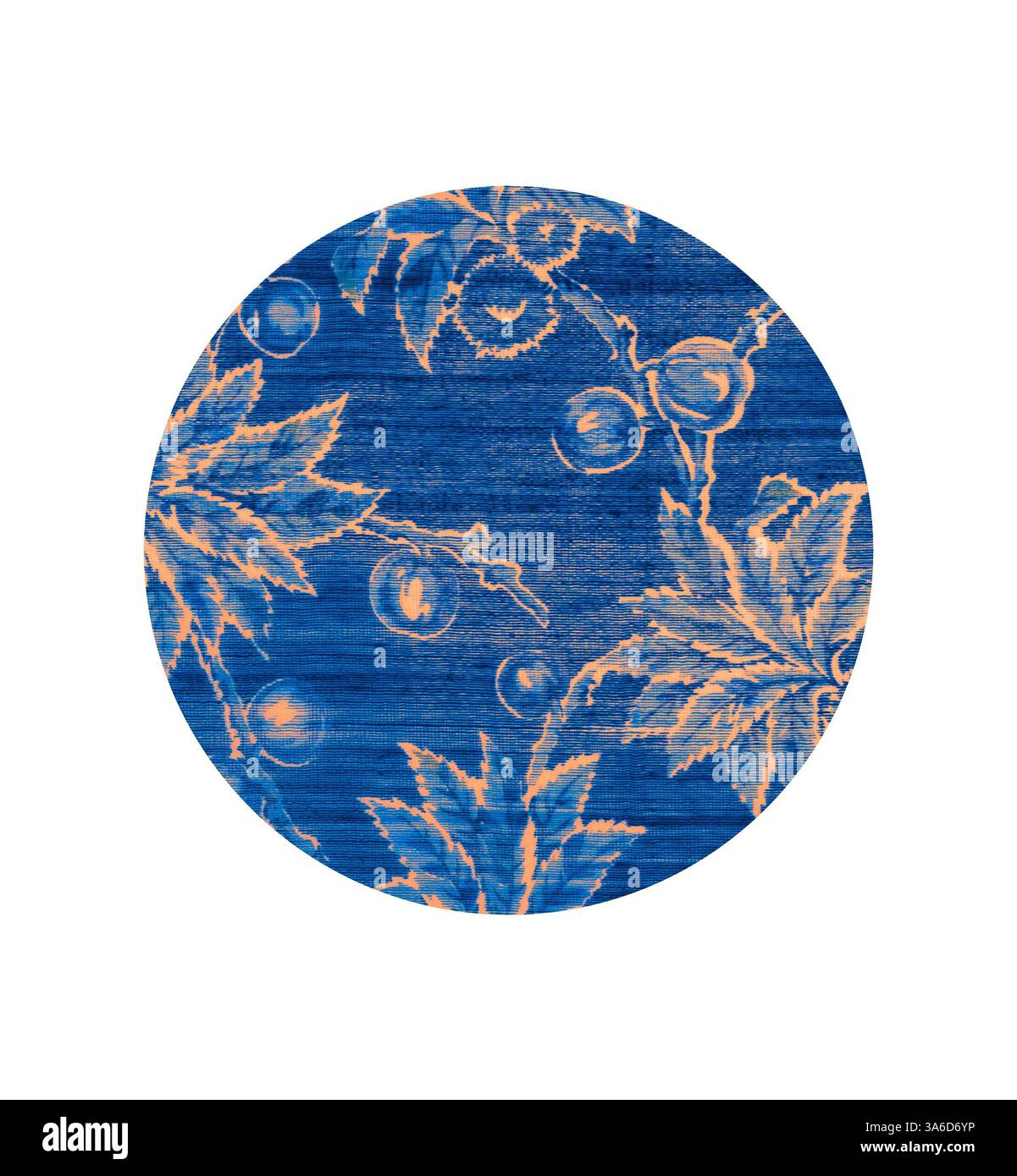 Ein leuchtendes blau-oranges Blumenmuster mit komplizierten Blättern und Beeren sorgt für eine auffällige und auffällige Optik. Klassische Kunst mit modernem Touch, neu interpretiert von Artotop, transformierte französische Stoffe, erste Hälfte des 19. Jahrhunderts Stockfoto