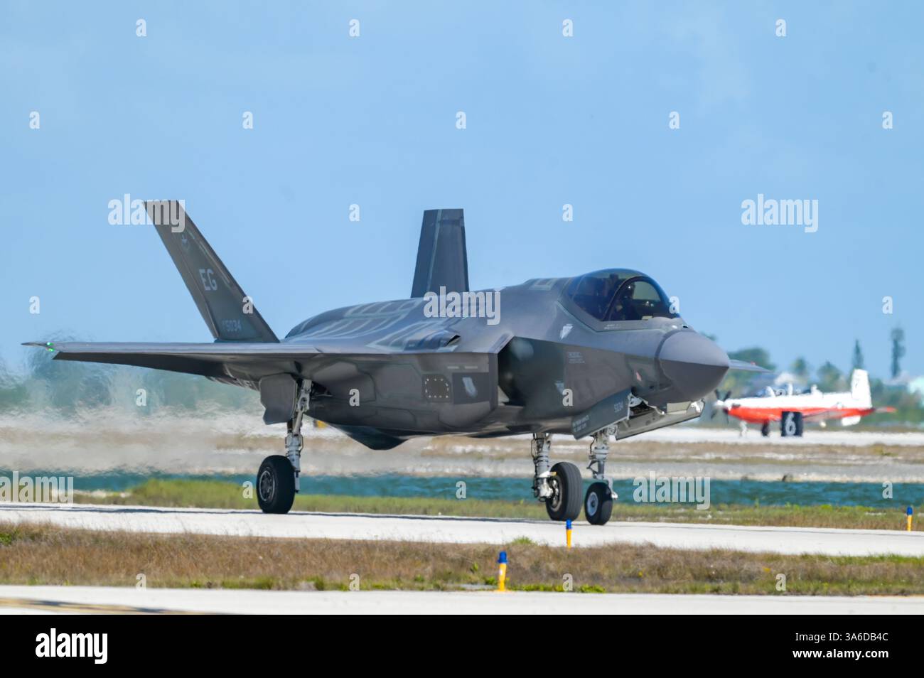 Eine F-35A Lightning II fährt die Fluglinie an der Naval Air Station Key West, Florida während der Operation Southern Edge am 11. Februar 2025. Mitglieder des 33. F Stockfoto