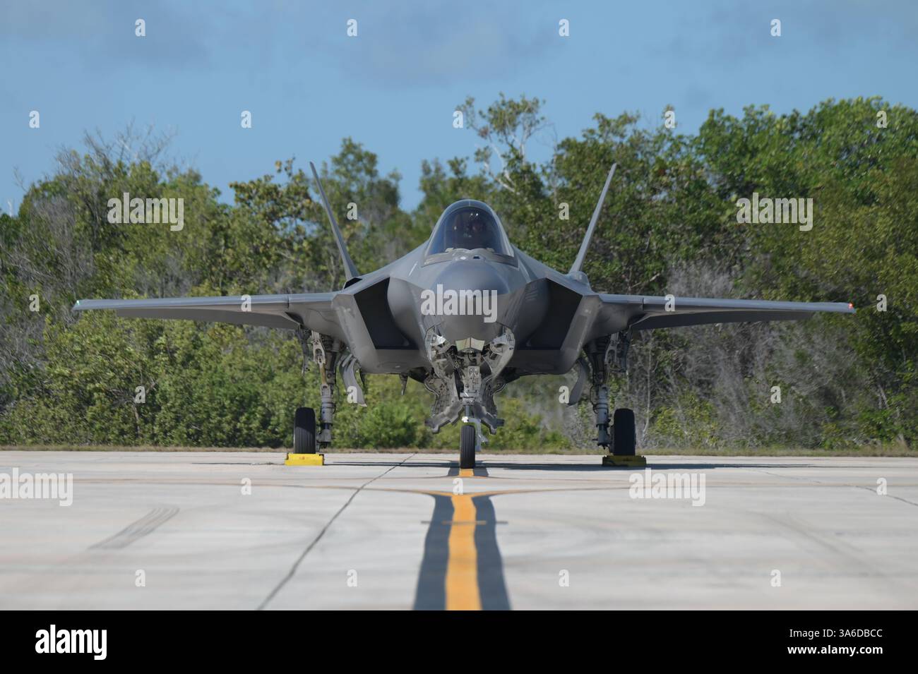 Eine F-35A Lightning II, die der 58th Fighter Squadron zugewiesen ist, bereitet sich auf den Start auf der Marineflugstation Key West, Florida, am 11. Februar 2025 vor. Das 58. Und Stockfoto