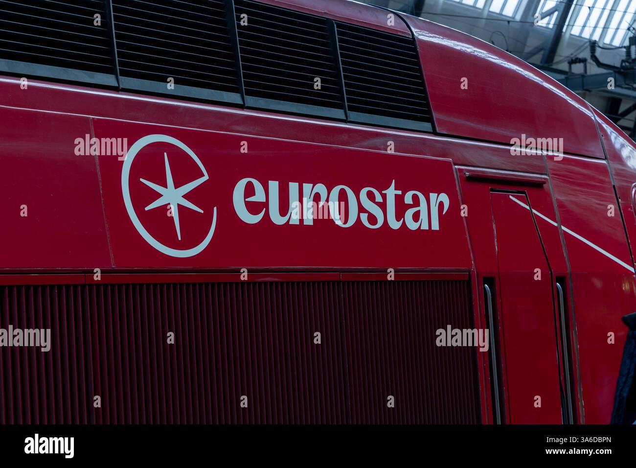 Eurostar-Logo auf rotem Zug in Amsterdam Stockfoto