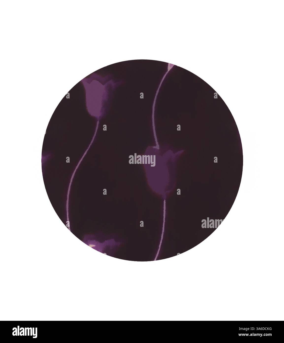 Ein nahtloses Muster mit zarten lila Blumen, die mit dezenten, geschwungenen Stielen vor dunklem Hintergrund verflochten sind. Klassische Kunst mit modernem Touch, neu interpretiert von Artotop, transformierte französische Stoffe, erste Hälfte des 19. Jahrhunderts Stockfoto