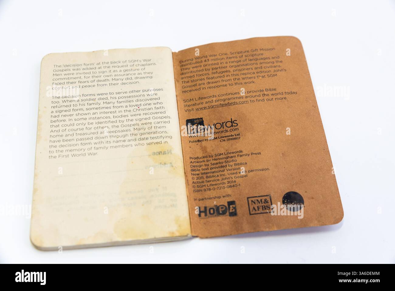 Bibel mit Bibel zum aktiven Dienst. Taschenbibel, die Militärpersonal während des Kriegsdienstes mitnehmen kann. Neues Testament im Taschenformat Stockfoto