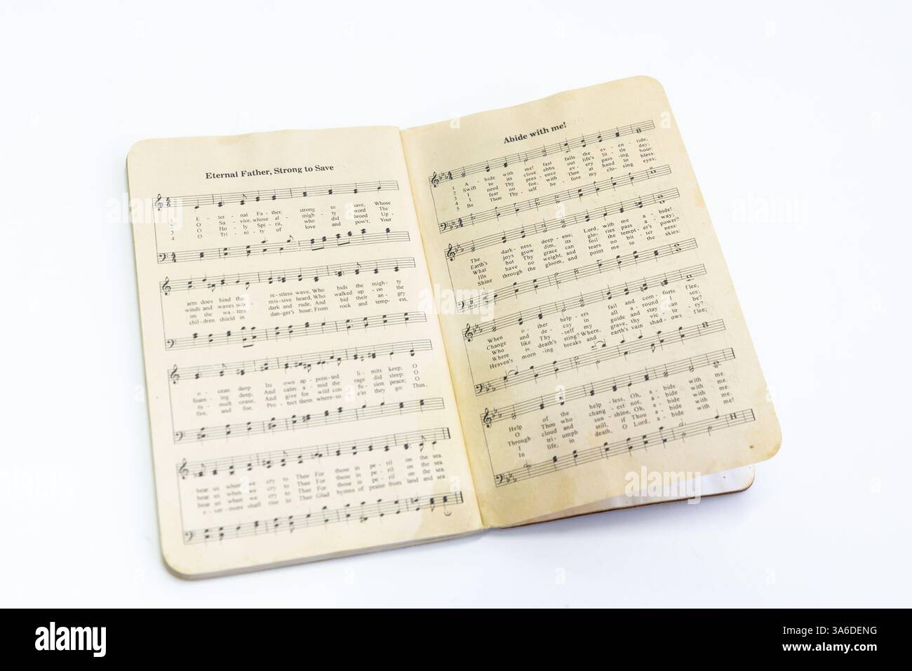 Bibel mit Bibel zum aktiven Dienst. Taschenbibel, die Militärpersonal während des Kriegsdienstes mitnehmen kann. Neues Testament im Taschenformat Stockfoto