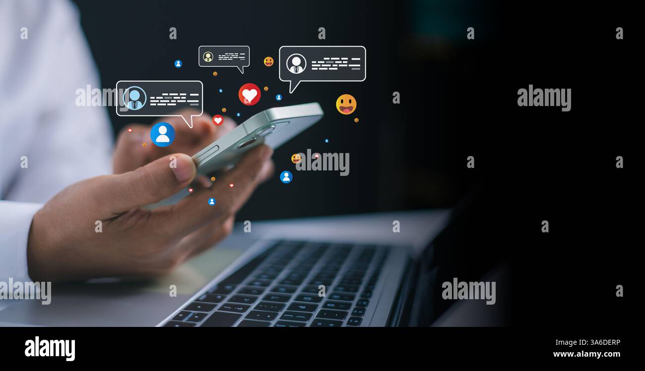 Verbinden Sie sich mit sozialen Netzwerken über Smartphone, Frauenhand über Smartphone-Tippen, Chat-Konversationen in Chat-Box-Symbolen werden angezeigt, Social Media mar Stockfoto