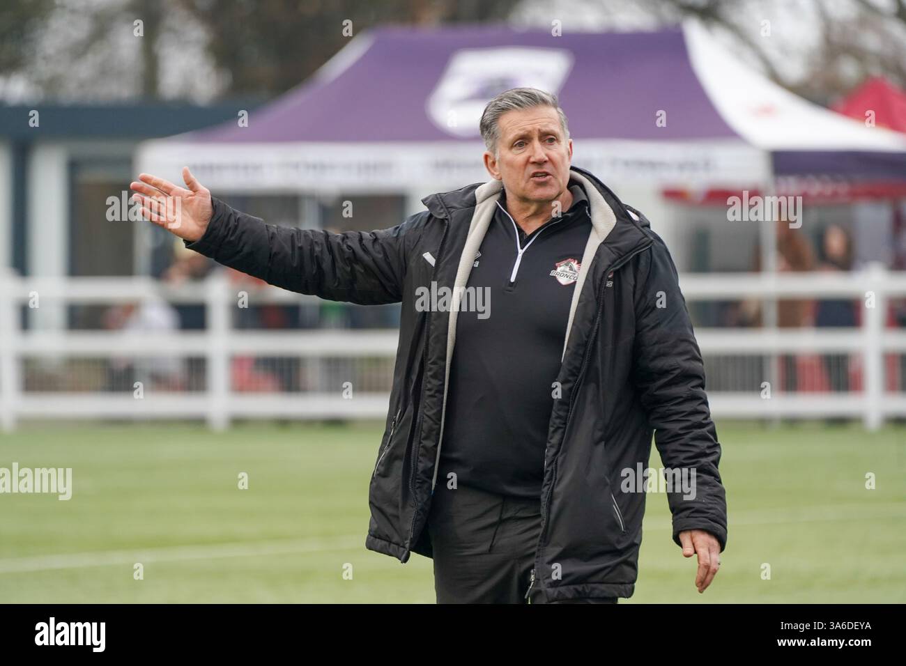 Colin Baker London Broncos Frauentrainer Stockfoto