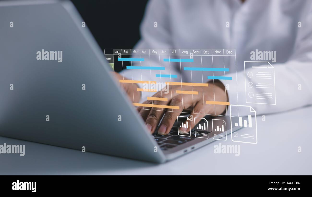 Projektmanagement-Tool und Arbeitszeitplan-Konzept, Planungssoftware, Geschäftsfrau verwenden Laptop, um Arbeitsprojekte zu verwalten und Aufgaben mit gantt zu aktualisieren Stockfoto