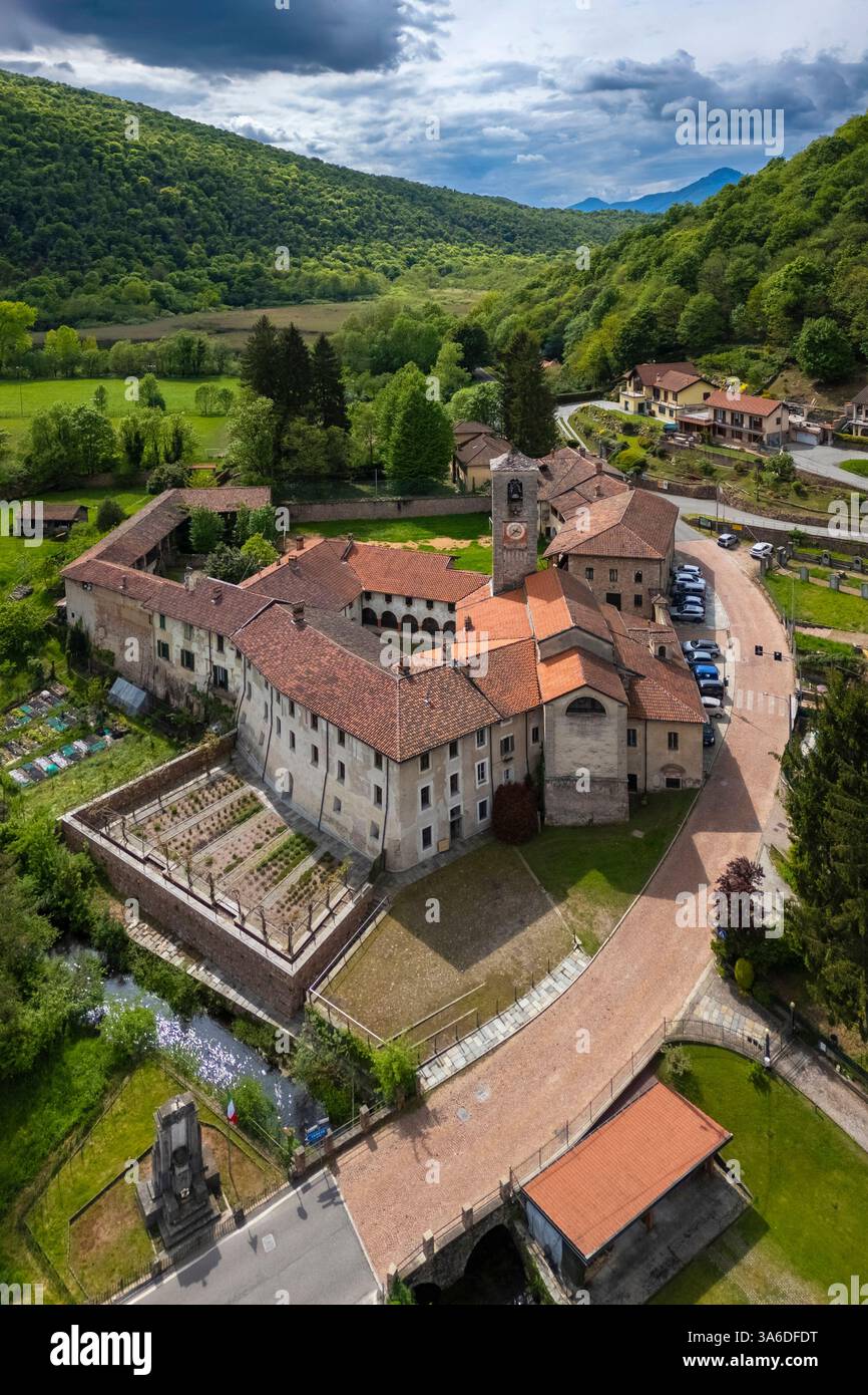 Aus der Vogelperspektive der antiken Badia di San Gemolo in Ganna an einem Frühlingstag. Valganna, Bezirk Varese, Lombardei, Italien. Stockfoto