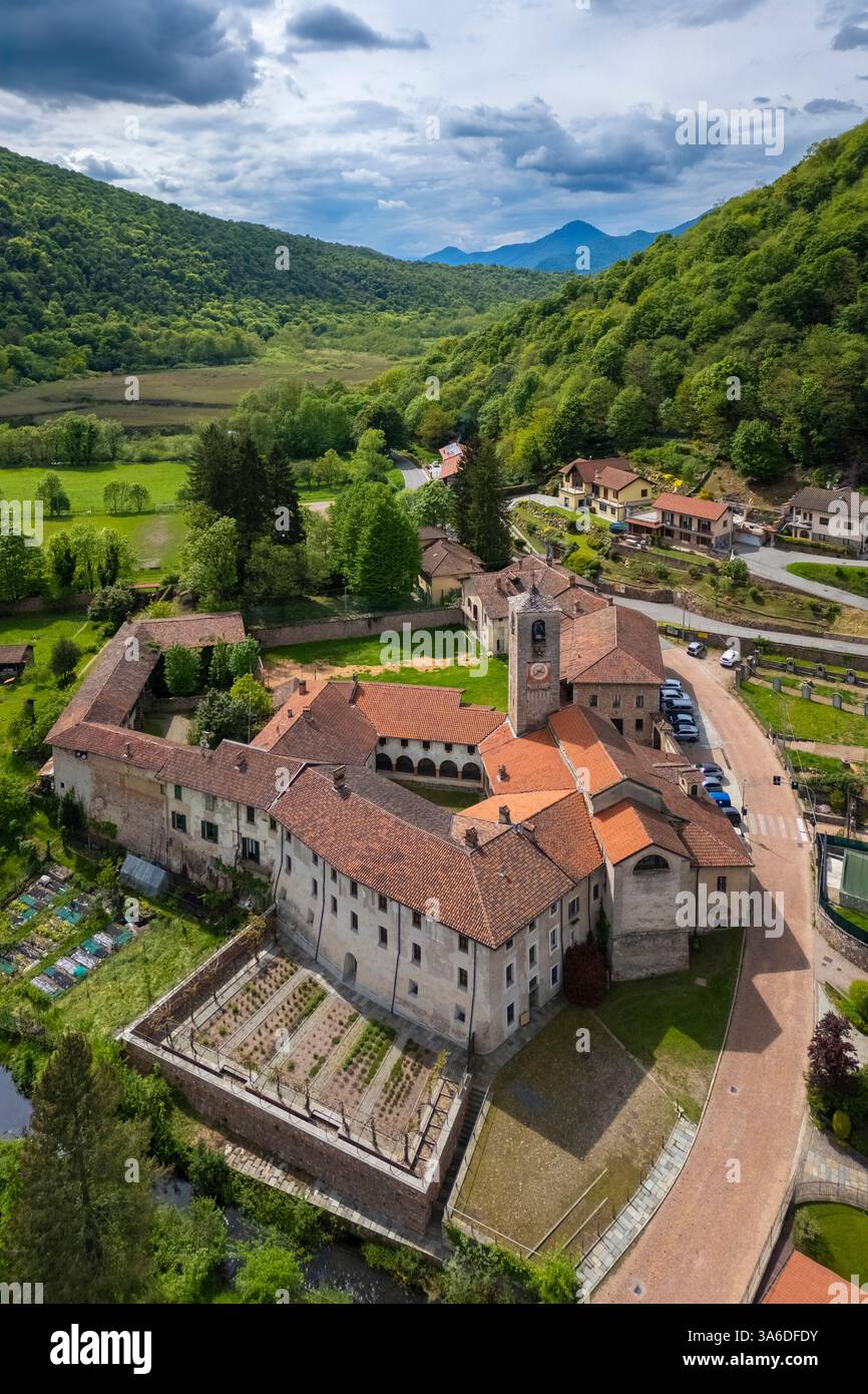 Aus der Vogelperspektive der antiken Badia di San Gemolo in Ganna an einem Frühlingstag. Valganna, Bezirk Varese, Lombardei, Italien. Stockfoto