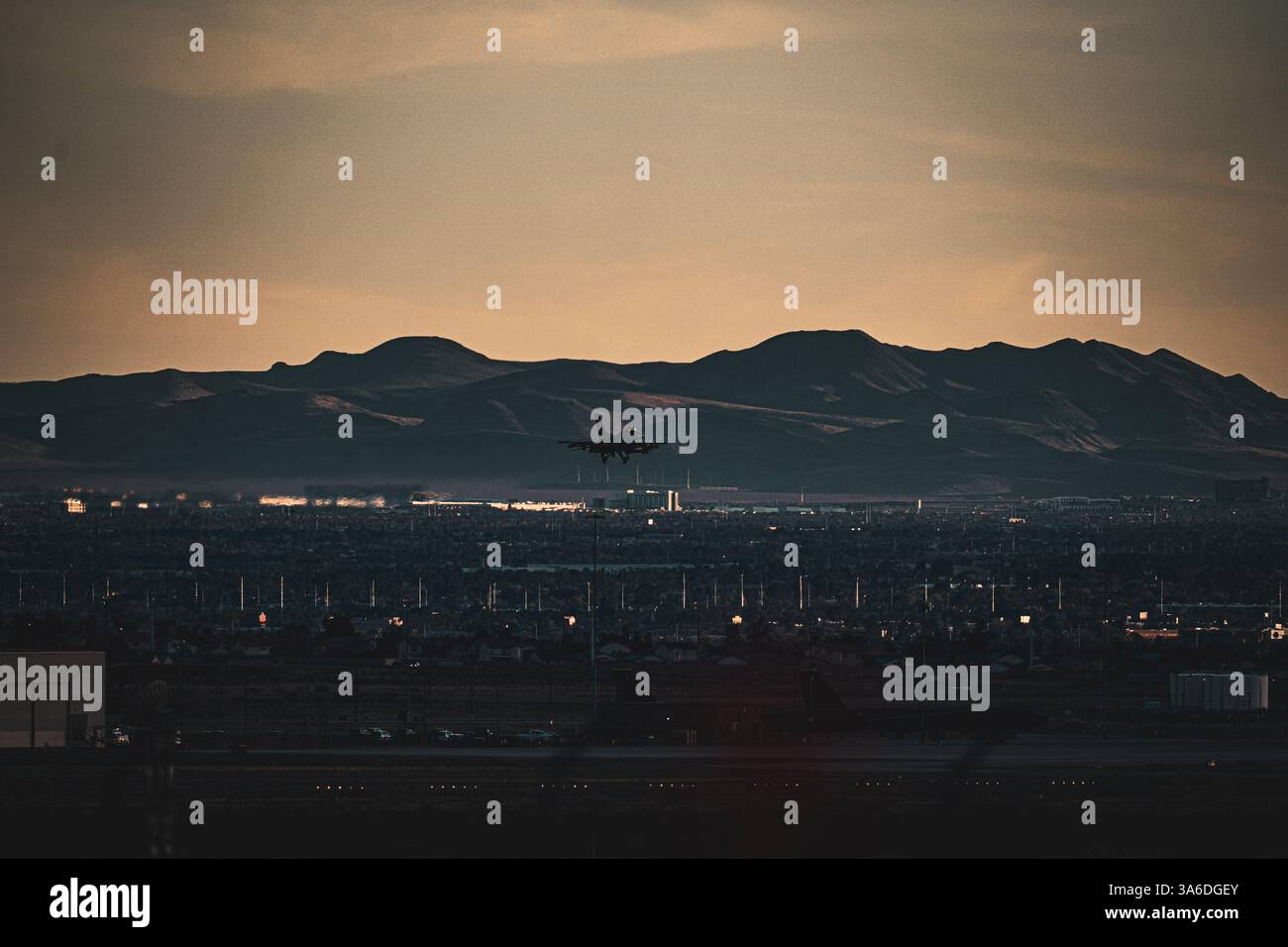 Dämmerungslandung auf der Nellis Air Force Base Stockfoto