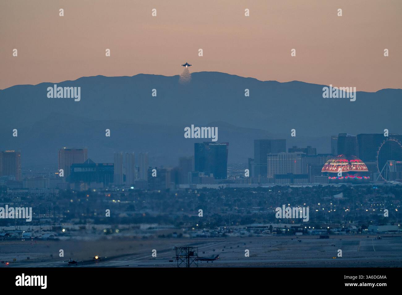 Skyline von Las Vegas vom Luftwaffenstützpunkt Nellis Stockfoto