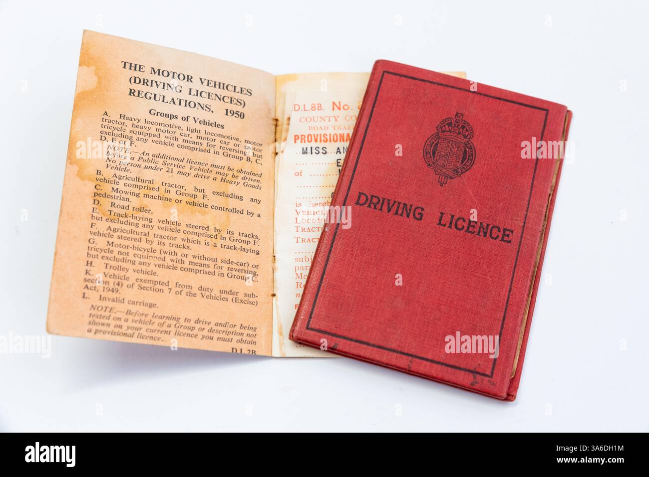 Alte britische Führerscheine, aus den 1930er und 1950er Jahren Rotes aus dem Jahr 1939, braunes aus dem Jahr 1960. Kraftfahrzeug-Führerschein-Verordnungen 1950 Stockfoto