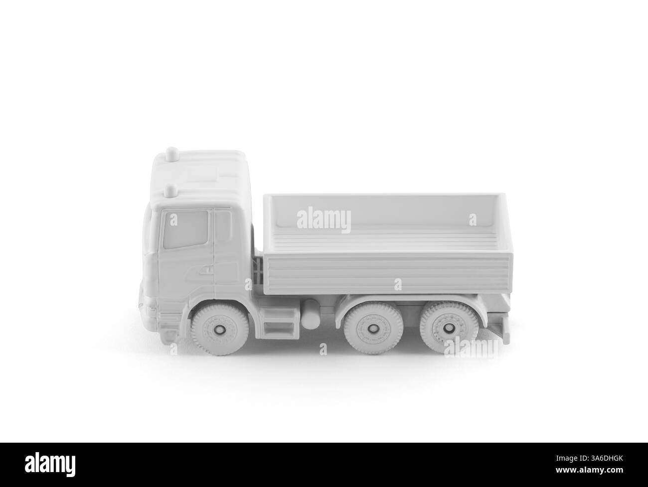 White cargo Lkw Miniatur auf weißem Hintergrund mit Freistellungspfad isoliert Stockfoto
