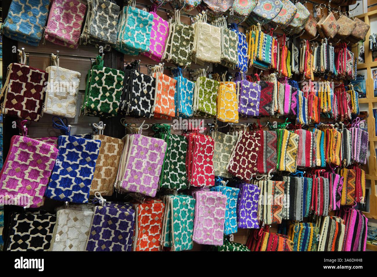 Nahaufnahme von wunderschönen bunten mehrfarbigen und mehrfarbigen Damengeldbörsen am Souvenirstand in Chefchaouen, Marokko Stockfoto