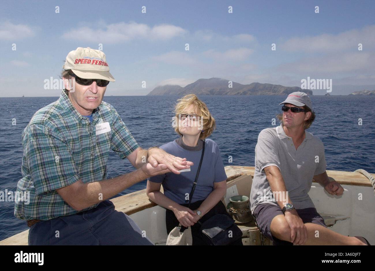 September 2004; Los Coronado Islands, Baja California, Mexiko; der Biologe TOM OBERBAUER (L) spricht mit den Medien und politischen Vertretern eines Bootes, das von der Umweltgruppe Greenpeace gechartert wurde, über das geplante Flüssigerdgas-Terminal vor den Los Coronado-Inseln in mexikanischen Gewässern südlich von San Diego. Umweltgruppen lehnen die 50 Millionen von Chevron Texaco vorgeschlagene Anlage ab, die das Gas nach Kalifornien bringen würde, mit der Begründung, dass es das einzigartige Ökosystem der vorgelagerten Inseln beschädigen würde. Stockfoto September 2004; Los Coronado Islands, Baja California, Mexiko; der Biologe TOM OBERBAUER (L) spricht mit den Medien und politischen Vertretern eines Bootes, das von der Umweltgruppe Greenpeace gechartert wurde, über das geplante Flüssigerdgas-Terminal vor den Los Coronado-Inseln in mexikanischen Gewässern südlich von San Diego. Umweltgruppen lehnen die 50 Millionen von Chevron Texaco vorgeschlagene Anlage ab, die das Gas nach Kalifornien bringen würde, mit der Begründung, dass es das einzigartige Ökosystem der vorgelagerten Inseln beschädigen würde. Stockfoto