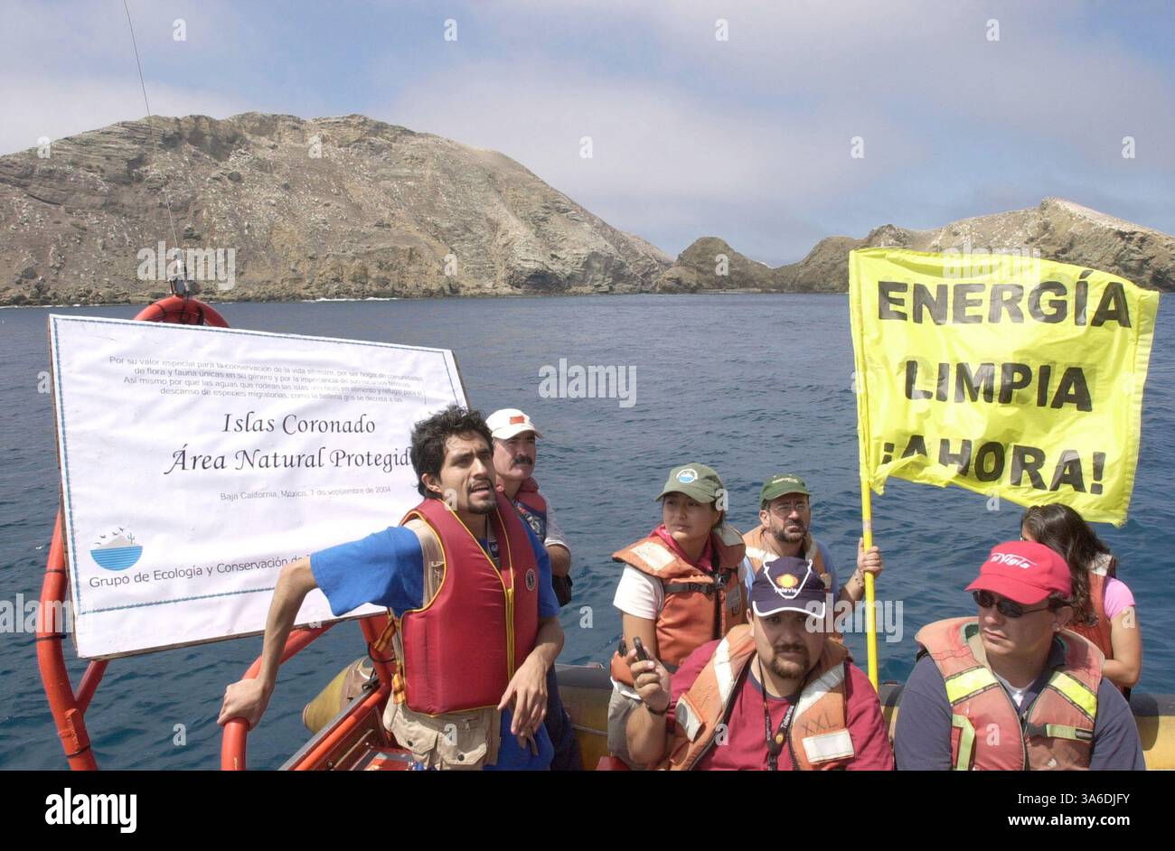 September 2004; Los Coronado Islands, Baja California, Mexiko; der mexikanische Umweltaktivist ARTURO MORENO (L) spricht mit den Medien und politischen Vertretern über das geplante Flüssigerdgas-Terminal von einem Greenpeace-Boot vor den Los Coronado-Inseln in mexikanischen Gewässern südlich von San Diego, Kalifornien, 7. September 2004. Umweltgruppen lehnen die 50 Millionen von Chevron Texaco vorgeschlagene Anlage ab, die das Gas nach Kalifornien bringen würde, mit der Begründung, dass es das einzigartige Ökosystem der vorgelagerten Inseln beschädigen würde. Stockfoto September 2004; Los Coronado Islands, Baja California, Mexiko; der mexikanische Umweltaktivist ARTURO MORENO (L) spricht mit den Medien und politischen Vertretern über das geplante Flüssigerdgas-Terminal von einem Greenpeace-Boot vor den Los Coronado-Inseln in mexikanischen Gewässern südlich von San Diego, Kalifornien, 7. September 2004. Umweltgruppen lehnen die 50 Millionen von Chevron Texaco vorgeschlagene Anlage ab, die das Gas nach Kalifornien bringen würde, mit der Begründung, dass es das einzigartige Ökosystem der vorgelagerten Inseln beschädigen würde. Stockfoto