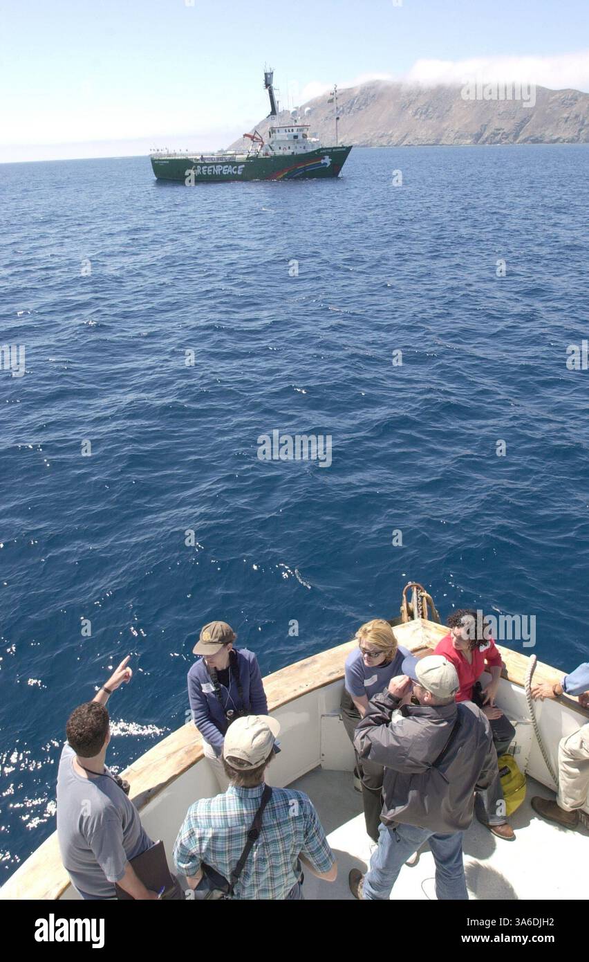 September 2004; Los Coronado Islands, Baja California, Mexiko; mit dem Greenpeace-Schiff Artic Sunrise im Hintergrund sprechen Biologen mit den Medien und politischen Vertretern eines Bootes, das von der Umweltgruppe gechartert wurde, über das geplante Flüssigerdgas-Terminal vor den Los Coronado-Inseln in mexikanischen Gewässern südlich von San Diego. Umweltgruppen lehnen die 50 Millionen von Chevron Texaco vorgeschlagene Anlage ab, die das Erdgas nach Kalifornien bringen würde, mit der Begründung, dass es das einzigartige Ökosystem der vorgelagerten Inseln beschädigen würde. Stockfoto September 2004; Los Coronado Islands, Baja California, Mexiko; mit dem Greenpeace-Schiff Artic Sunrise im Hintergrund sprechen Biologen mit den Medien und politischen Vertretern eines Bootes, das von der Umweltgruppe gechartert wurde, über das geplante Flüssigerdgas-Terminal vor den Los Coronado-Inseln in mexikanischen Gewässern südlich von San Diego. Umweltgruppen lehnen die 50 Millionen von Chevron Texaco vorgeschlagene Anlage ab, die das Erdgas nach Kalifornien bringen würde, mit der Begründung, dass es das einzigartige Ökosystem der vorgelagerten Inseln beschädigen würde. Stockfoto