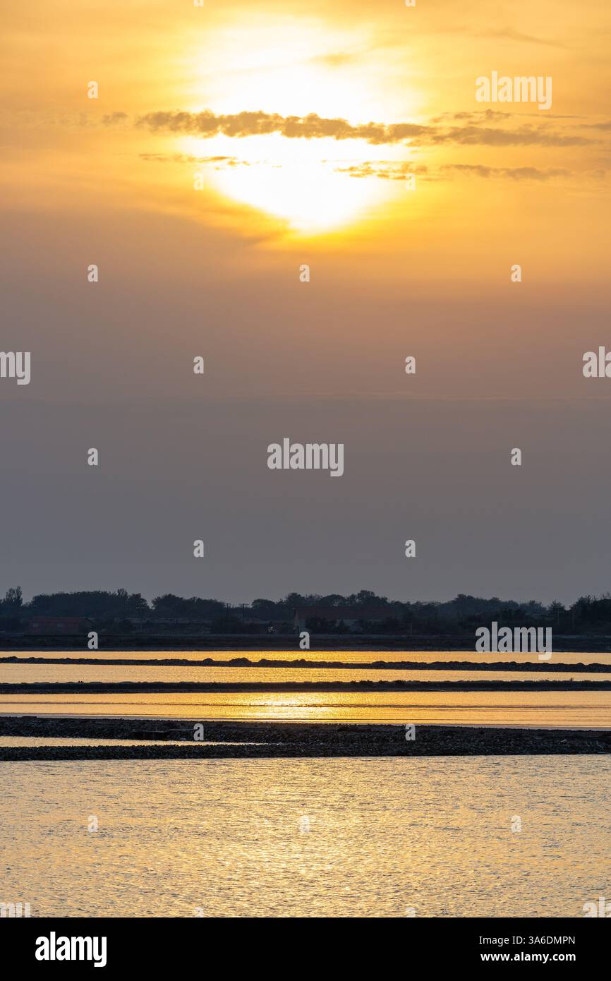 Die Verdunstungsteiche der Salin de Giraud Salzwiesen im Licht der untergehenden Sonne Stockfoto