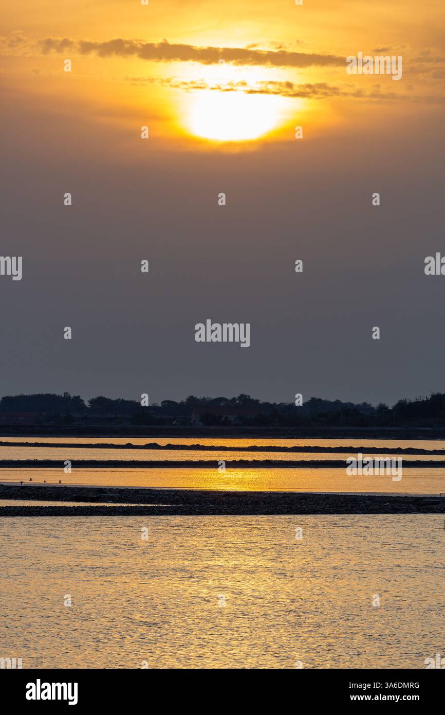 Die Verdunstungsteiche der Salin de Giraud Salzwiesen im Licht der untergehenden Sonne Stockfoto