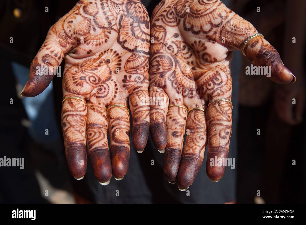 Zwei Hände mit Hennatattoos für die Kamera. Stockfoto