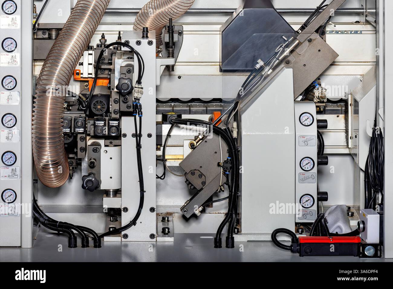 Moderne Anlagen arbeiten methodisch und demonstrieren Präzisionstechnik in einer High-Tech-Umgebung für die Holzbearbeitung. Komplexe Komponenten funktionieren Stockfoto
