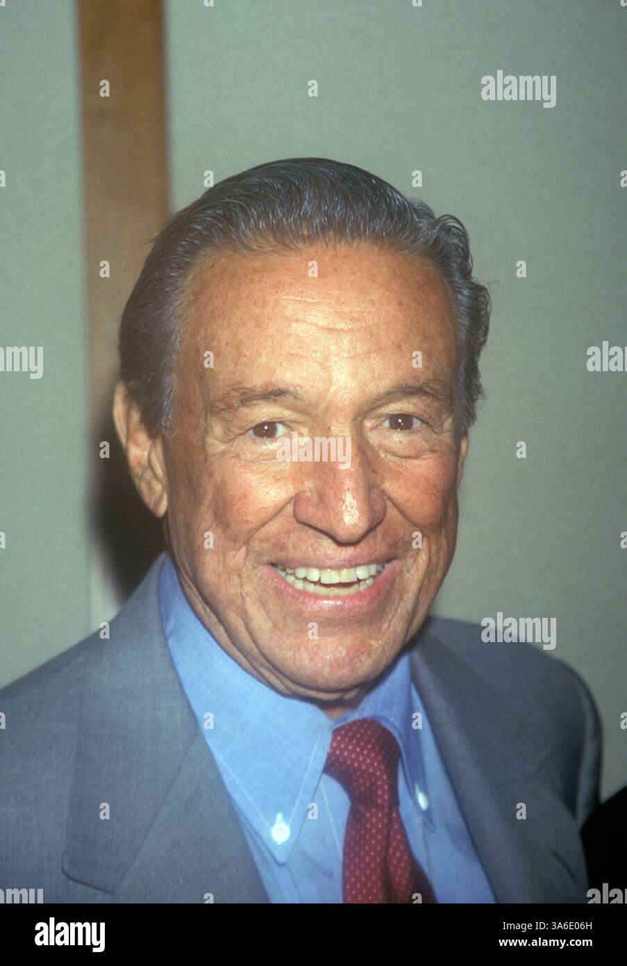 September 1998; New York, NY, USA; „60 Minutes“-Korrespondent MIKE WALLACE bei den Media Spotlight Awards von Amnesty International USA. Stockfoto