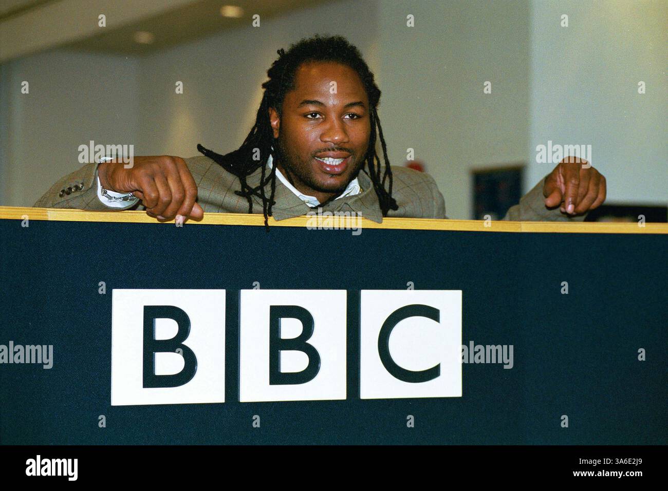 31. Januar 2001 - London, Großbritannien - Â RICHARD CHAMBURY_ALPHA CN_M043143 31_01_00.LENNOX LEWIS. „BBC SPORT KÜNDIGT EXKLUSIVEN TV-VERTRAG MIT LENNOX LEWIS AN“ IM BBC-FERNSEHZENTRUM. 2001.(Bild: © Globe Photos/ZUMAPRESS.com) Stockfoto